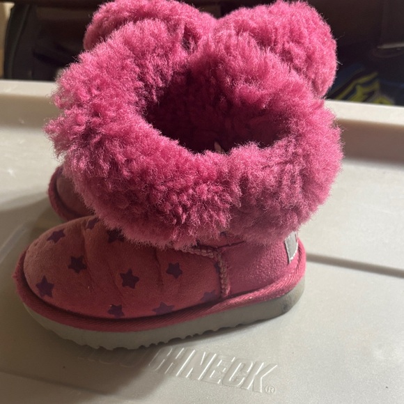 UGG Fuchsia Star Kids Boots - Picture 2 of 8